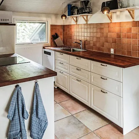 Dom wakacyjny 4 Bedroom Stunning In Vaeggerlose